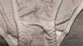 Cuando mi amiga no est&aacute_, me masturbo con su calzones usados