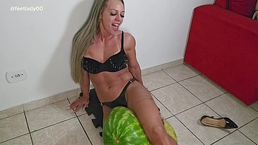 Strong legs vs big watermelon