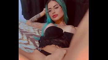 Tati zaqui, mostrando a buceta