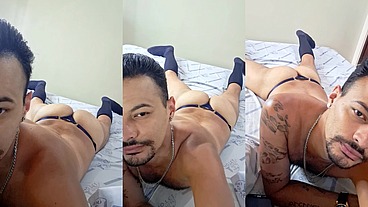 Eu exibindo meu cuzão com uma calcinha socada no meu rabo - Exibicionismo completo