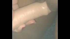 Levei o meu brinquedo para a casa do primo do meu namorado e tive que usar na hora do banho