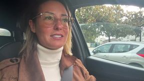 je me doigte la chatte et le cul a l arriere de ma voiture