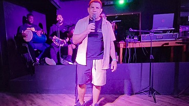 Aquele pagode arretado com muito samba,suor e sacanagem.