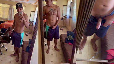 Joven mexicano se masturba mientras está solo en su casa