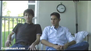 Giovani adolescenti sexy si masturbano con cazzi enormi, si scambiano pompini e baci, poi si fanno scopare il culo