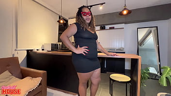 Gordinha casada com marido que sabe (e gosta) que &eacute_ corno, numa suruba na Cuckold House
