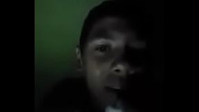 Moreninho lambendo uma pepeca de sabonete