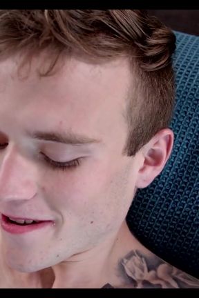 Hot roommate seduces straight friend to fuck - Nextdoorbuddies