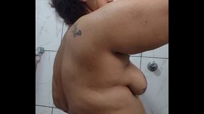 Mary esposa cadelinha no banho antes do trabalho