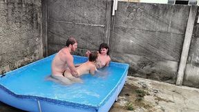 festinha na piscina com as meias-irma safadas