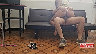 CASTING COUCH FERNANDA FERNANDEZ follando en el sillon cabalgando como vaquera disfruta la verga adentro de ella // Fucking on the couch, riding like a cowgirl FRONT VIEW 05