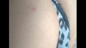 CORNO FILMA O VOLUME DA BUCETA CARNUDA DA ESPOSA