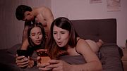 Me Escabullo en la Habitacion de mi Hermanastra y la Follo Junto Con su Amiga