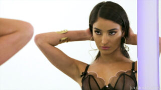 Malá prsa Emily Willis análně souloží s obrovským penisem Dreddem a Julesem Jordanem