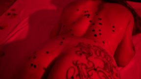 waxplay - pingando vela na tatuada gostosa peladinha/ gostosa recebendo pingos de vela/ pingando vela na gostosa.