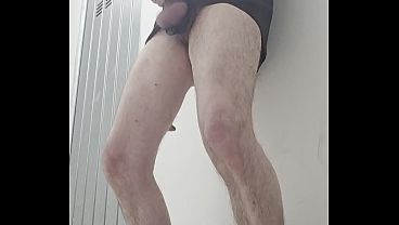 Me subo al trastero para mastturbarme y correrme con una gran paja.