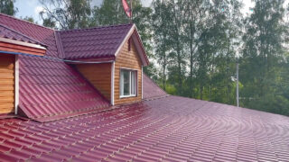 Tätowierter Hengst Ben Huller lutscht Schwanz, bevor er ihn tief in den Arsch nimmt