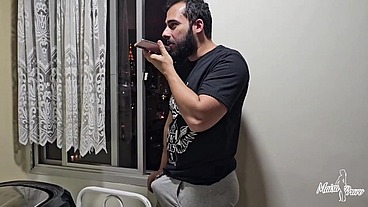 Estava cheia de tesão em casa e chamei ele pra me chupar todinha em troca de favores