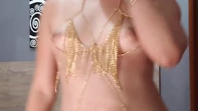 Queen reina swinging hips and twerking in dance