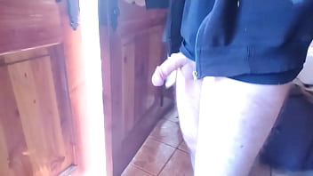 EXHIBICIONISMO caminando por la casa y el patio sin pantalones! Me masturbo mostrando el pene