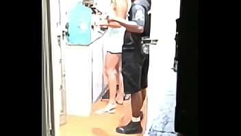 Dando pro entregador de &aacute_gua: Me exibi pro entregador novinho e pirocudo que meteu gostoso no p&ecirc_lo e me deu leitinho na boca!