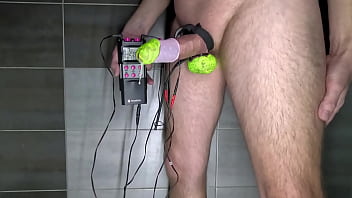 velikonočn&iacute_ malov&aacute_n&iacute_ vajec na oholen&yacute_ penis a varlata barvou na tělo