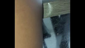 Sextape d&eacute_fi baise hard sur la table du salon