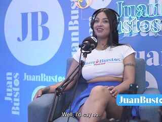 ¡La latin babe aceitada con HERMOSAS TETAS Kataleya Ross se sube a la máquina vibradora hasta correrse!