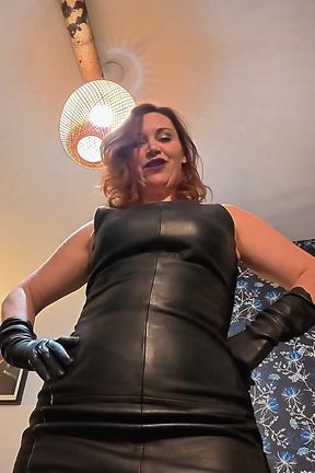 Paris Leather Goddess - Sensual Hand-coverpov in Black Leather Gloves