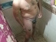 Solo por la noche gordo  se graba duchandose y pajeandose hasta terminar