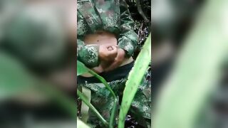 Militar novinho tocando uma no mato