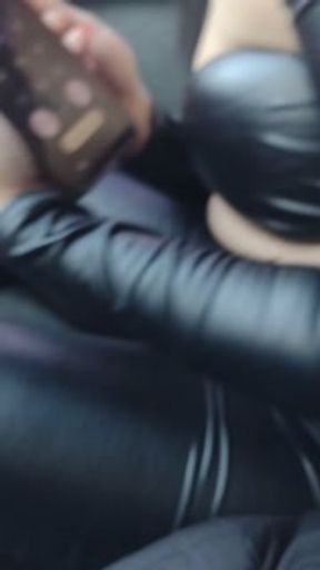 Esposa Coje Con Amante y Esposo Espera Afuera