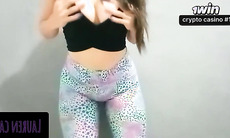 Uma morena deliciosa se exibe e recebe leite quentinho na boca.