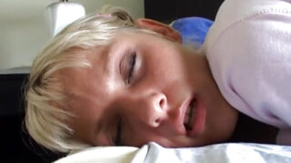 фингеринг &#8211; возбужденная маслянистая лесбиянка-подросток мастурбирует