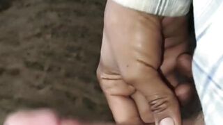 Những anh chàng Ấn Độ nóng bỏng thủ dâm trong khi bị đâm sâu vào hậu môn.