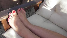 Look at how I polish my feet
