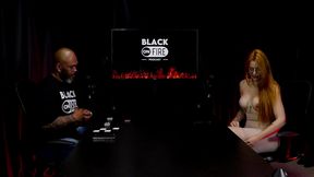 safada com os deliciosos peitos de fora mostra a linda buceta e rebola no apresentador - bella ruiva (watch on: sheer/red)