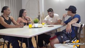 una perra bbw recibe una doble penetracion-esposa infiel se folla a los dos socios de su marido