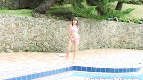 ”Paulina goes solo in outdoor beaver fingering”