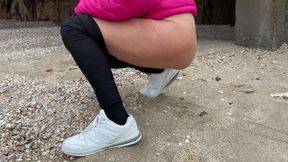 Gilf on seaside public peesing and sheak peek in the locker room