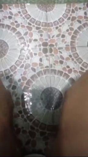 Intipbibu mertua di kamar mandi