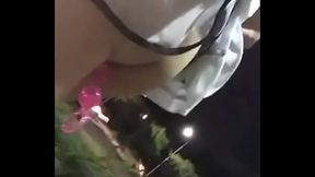 Daniela P. se muestra nuevamente con su filia de exhibicionista pero esta vez con un juguetito en el culo paseando por las aceras del parque de Samanes.