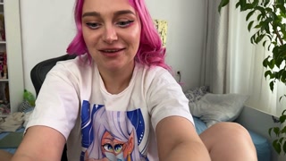 This girl in T-shirt selfworship her feet so hard