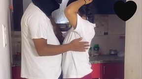 Una puta colegiada me chupa la verga antes de irse a estudiar