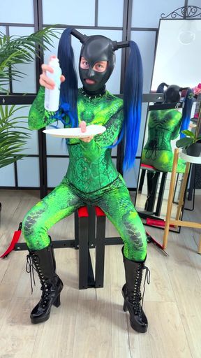 Who is ready for a pie in the face?
Wer brauch eine Torte ins Gesicht?