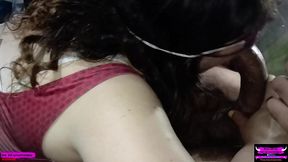 casada se ajoelha para mamar pauzudo