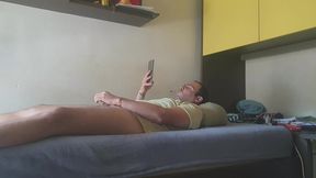 hablando por wasap con un segidor