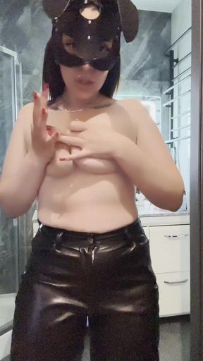 Amateur onlyfan shows off her tits