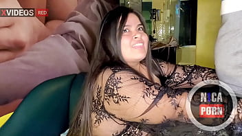 Esposa caliente se come a jovencito virgen frente a su marido