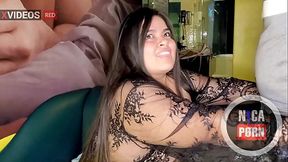 Esposa caliente se come a jovencito virgen frente a su marido